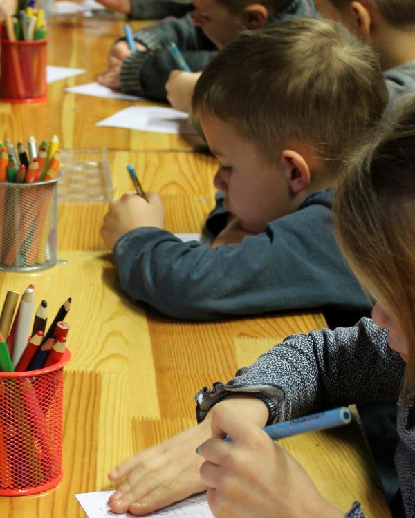 Dzieci podczas rysowania kredkami